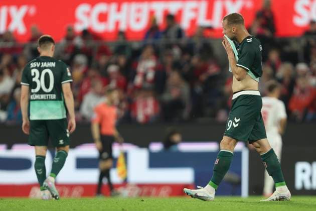 Eric Hottmann (SSV Jahn Regensburg) ist enttaeuscht waehrend des Spiels der 2. Bundesliga zwischen 1. FC Köln und Jahn Regensburg im RheinEnergieStadion am 03. May 2025 in Köln, Deutschland. (Foto von Oliver Kaelke DeFodi Images) +++ Eric Hottmann (SSV Jahn Regensburg) looks dejected during the 2. Bundesliga match between 1. FC Köln and Jahn Regensburg at RheinEnergieStadion on May 3, 2025 in Cologne, Germany. (Photo by Oliver Kaelke DeFodi Images) DFB DFL REGULATIONS PROHIBIT ANY USE OF PHOTOGRAPHS AS IMAGE SEQUENCES AND OR QUASI-VIDEO. (Photo by Oliver Kaelke DeFodi Images)