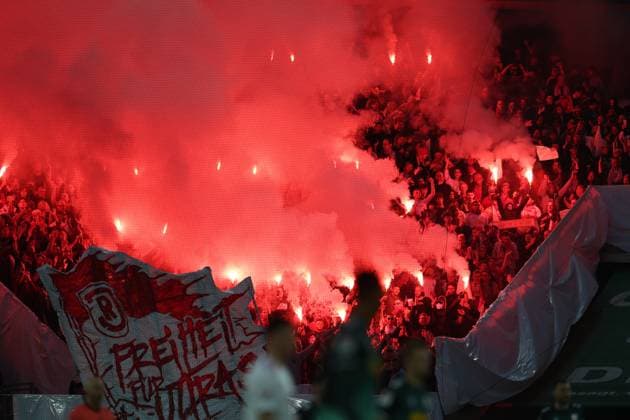 GER, 2.FBL, 1. FC Koeln vs. SSV Jahn Regensburg 03.05.2025, Rheinenergie Stadion, Koeln, GER, 2.FBL, 1. FC Koeln vs. SSV Jahn Regensburg, im Bild: Pyrotechnik, Feuerwerk, Rauch, Gefahr, Feuer, Leuchtfeuer, Kurve, Regensburg