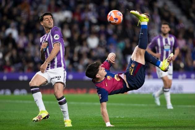 Sport Themen der Woche KW18 Sport Bilder des Tages LA LIGA EA Sports - Valladolid vs Barcelona VALLADOLID, SPAIN - May 3: Pau Victor of Barcelona attempts a shot during the La Liga 2024 25 match between Valladolid and Barcelona at Jose Zorrilla Stadium. (Photo by Guillermo Martinez) VALLADOLID Jose Zorrilla Stadium Spain Copyright: xGuillermoxMartinezx