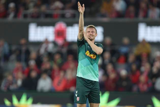 Sebastian Ernst (SSV Jahn Regensburg) gestikuliert, Gestik waehrend des Spiels der 2. Bundesliga zwischen 1. FC Köln und Jahn Regensburg im RheinEnergieStadion am 03. May 2025 in Köln, Deutschland. (Foto von Oliver Kaelke DeFodi Images) +++ Sebastian Ernst (SSV Jahn Regensburg) gestures during the 2. Bundesliga match between 1. FC Köln and Jahn Regensburg at RheinEnergieStadion on May 3, 2025 in Cologne, Germany. (Photo by Oliver Kaelke DeFodi Images) DFB DFL REGULATIONS PROHIBIT ANY USE OF PHOTOGRAPHS AS IMAGE SEQUENCES AND OR QUASI-VIDEO. (Photo by Oliver Kaelke DeFodi Images)