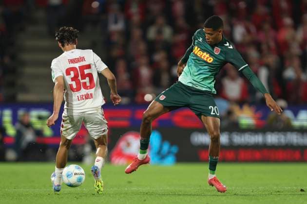 Max Finkgraefe (1. FC Koeln) und Noah Ganaus (SSV Jahn Regensburg) im Zweikampf waehrend des Spiels der 2. Bundesliga zwischen 1. FC Köln und Jahn Regensburg im RheinEnergieStadion am 03. May 2025 in Köln, Deutschland. (Foto von Oliver Kaelke DeFodi Images) +++ Max Finkgraefe (1. FC Koeln) und Noah Ganaus (SSV Jahn Regensburg) battle for the ball during the 2. Bundesliga match between 1. FC Köln and Jahn Regensburg at RheinEnergieStadion on May 3, 2025 in Cologne, Germany. (Photo by Oliver Kaelke DeFodi Images) DFB DFL REGULATIONS PROHIBIT ANY USE OF PHOTOGRAPHS AS IMAGE SEQUENCES AND OR QUASI-VIDEO. (Photo by Oliver Kaelke DeFodi Images)