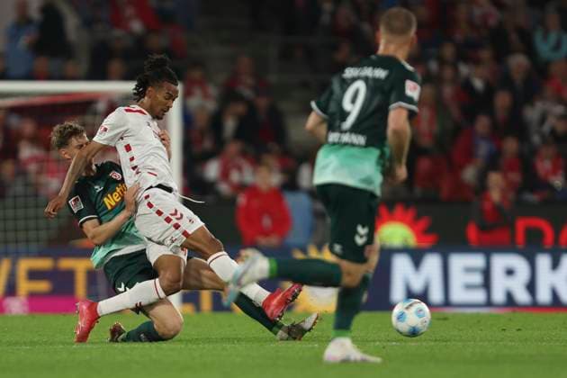 Damion Downs (1. FC Koeln) und Leopold Wurm (SSV Jahn Regensburg) im Zweikampf waehrend des Spiels der 2. Bundesliga zwischen 1. FC Köln und Jahn Regensburg im RheinEnergieStadion am 03. May 2025 in Köln, Deutschland. (Foto von Oliver Kaelke DeFodi Images) +++ Damion Downs (1. FC Koeln) und Leopold Wurm (SSV Jahn Regensburg) battle for the ball during the 2. Bundesliga match between 1. FC Köln and Jahn Regensburg at RheinEnergieStadion on May 3, 2025 in Cologne, Germany. (Photo by Oliver Kaelke DeFodi Images) DFB DFL REGULATIONS PROHIBIT ANY USE OF PHOTOGRAPHS AS IMAGE SEQUENCES AND OR QUASI-VIDEO. (Photo by Oliver Kaelke DeFodi Images)