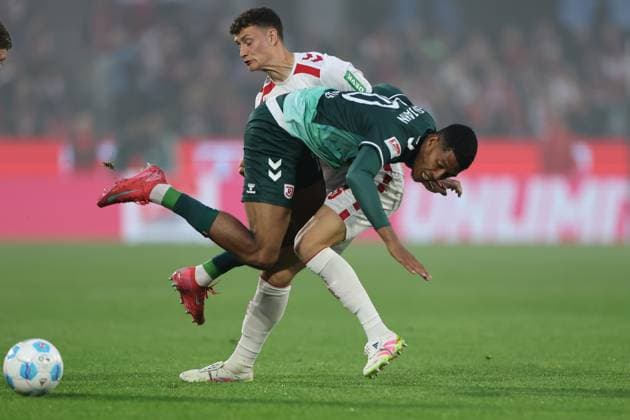 Sport Bilder des Tages GER, 2.FBL, 1. FC Koeln vs. SSV Jahn Regensburg 03.05.2025, Rheinenergie Stadion, Koeln, GER, 2.FBL, 1. FC Koeln vs. SSV Jahn Regensburg, im Bild: Eric Martel (FC Koeln 6), im Zweikampf gegen Noah Ganaus (Regensburg 20),