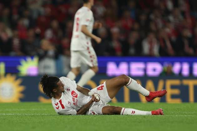 Damion Downs (1. FC Koeln) liegt verletzt am Boden waehrend des Spiels der 2. Bundesliga zwischen 1. FC Köln und Jahn Regensburg im RheinEnergieStadion am 03. May 2025 in Köln, Deutschland. (Foto von Oliver Kaelke DeFodi Images) +++ Damion Downs (1. FC Koeln) injured on the ground during the 2. Bundesliga match between 1. FC Köln and Jahn Regensburg at RheinEnergieStadion on May 3, 2025 in Cologne, Germany. (Photo by Oliver Kaelke DeFodi Images) DFB DFL REGULATIONS PROHIBIT ANY USE OF PHOTOGRAPHS AS IMAGE SEQUENCES AND OR QUASI-VIDEO. (Photo by Oliver Kaelke DeFodi Images)