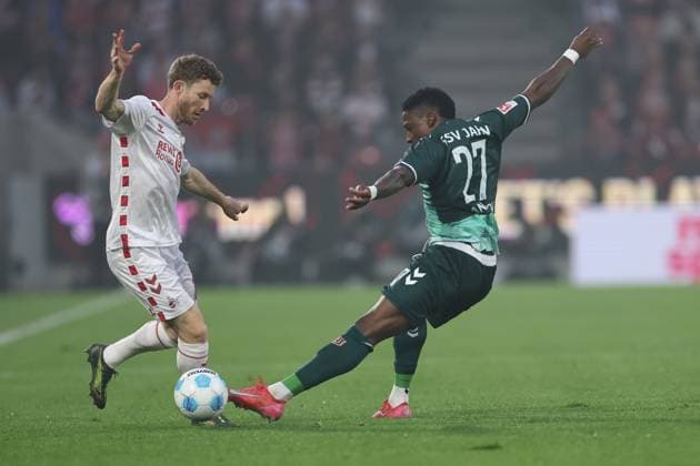 GER, 2.FBL, 1. FC Koeln vs. SSV Jahn Regensburg 03.05.2025, Rheinenergie Stadion, Koeln, GER, 2.FBL, 1. FC Koeln vs. SSV Jahn Regensburg, im Bild: Frederic Ananou (Regensburg 27), im Zweikampf gegen Florian Kainz (FC Koeln 11),