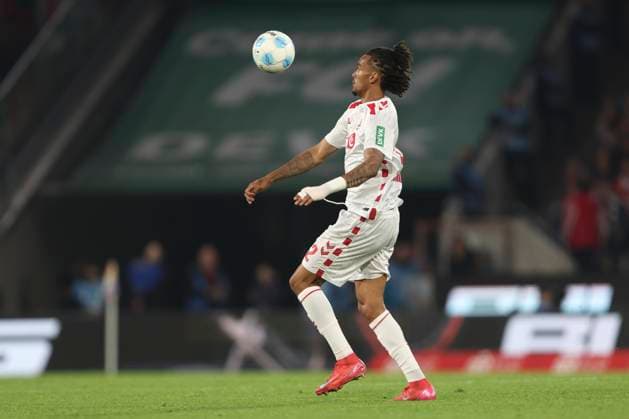 Damion Downs (1. FC Koeln) in Aktion, am Ball, Einzelaktion waehrend des Spiels der 2. Bundesliga zwischen 1. FC Köln und Jahn Regensburg im RheinEnergieStadion am 03. May 2025 in Köln, Deutschland. (Foto von Oliver Kaelke DeFodi Images) +++ Damion Downs (1. FC Koeln) controls the ball during the 2. Bundesliga match between 1. FC Köln and Jahn Regensburg at RheinEnergieStadion on May 3, 2025 in Cologne, Germany. (Photo by Oliver Kaelke DeFodi Images) DFB DFL REGULATIONS PROHIBIT ANY USE OF PHOTOGRAPHS AS IMAGE SEQUENCES AND OR QUASI-VIDEO. (Photo by Oliver Kaelke DeFodi Images)