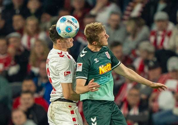 Kopfballduell: Timo Huebers (1. FC Koeln, 4) und Eric Hottmann (SSV Jahn Regensburg, 9) 1. FC Köln - SSV Jahn Regensburg, 03.05.2025 Fussball, 2. Bundesliga, RheinEnergieStadion Köln DFL regulations prohibit any use of photographs as image sequences and or quasi-video.