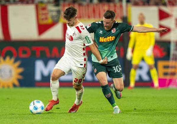 Zweikampf zwischen: Jan Thielmann (1. FC Koeln, 29) und Christian Kuehlwetter (SSV Jahn Regensburg, 30) 1. FC Köln - SSV Jahn Regensburg, 03.05.2025 Fussball, 2. Bundesliga, RheinEnergieStadion Köln DFL regulations prohibit any use of photographs as image sequences and or quasi-video.