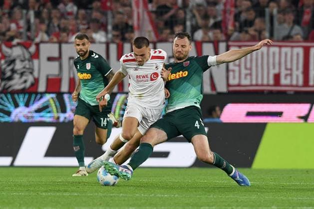 Tim Lemperle (1. FC Koeln) und Florian Ballas (Jahn Regensburg) im Zweikampf waehrend des Spiels der 2. Bundesliga zwischen 1. FC Köln und Jahn Regensburg im RheinEnergieStadion am 03. May 2025 in Köln, Deutschland. (Foto von Ralf Treese DeFodi Images) +++ Tim Lemperle (1. FC Koeln) und Florian Ballas (Jahn Regensburg) battle for the ball during the 2. Bundesliga match between 1. FC Köln and Jahn Regensburg at RheinEnergieStadion on May 3, 2025 in Cologne, Germany. (Photo by Ralf Treese DeFodi Images) DFB DFL REGULATIONS PROHIBIT ANY USE OF PHOTOGRAPHS AS IMAGE SEQUENCES AND OR QUASI-VIDEO. (Photo by Ralf Treese DeFodi Images)