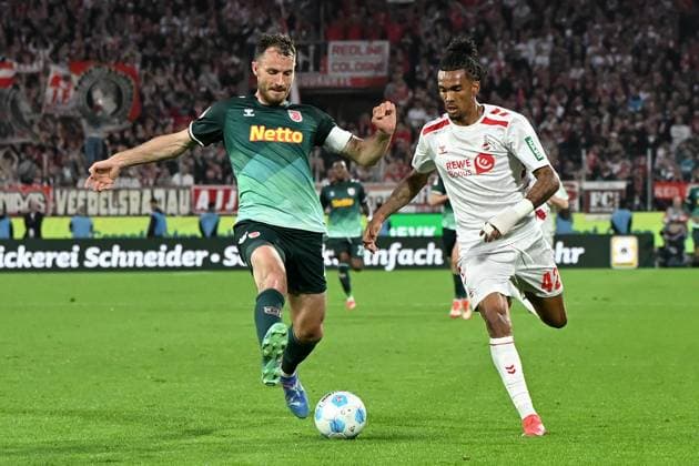 Florian Ballas (Jahn Regensburg) und Damion Downs (1. FC Koeln) im Zweikampf waehrend des Spiels der 2. Bundesliga zwischen 1. FC Köln und Jahn Regensburg im RheinEnergieStadion am 03. May 2025 in Köln, Deutschland. (Foto von Ralf Treese DeFodi Images) +++ Florian Ballas (Jahn Regensburg) und Damion Downs (1. FC Koeln) battle for the ball during the 2. Bundesliga match between 1. FC Köln and Jahn Regensburg at RheinEnergieStadion on May 3, 2025 in Cologne, Germany. (Photo by Ralf Treese DeFodi Images) DFB DFL REGULATIONS PROHIBIT ANY USE OF PHOTOGRAPHS AS IMAGE SEQUENCES AND OR QUASI-VIDEO. (Photo by Ralf Treese DeFodi Images)