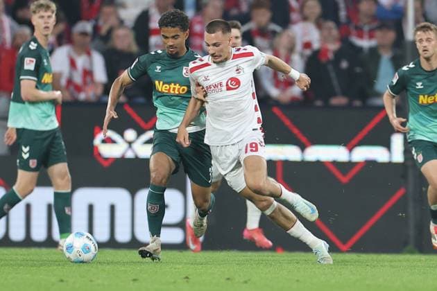 GER, 2.FBL, 1. FC Koeln vs. SSV Jahn Regensburg 03.05.2025, Rheinenergie Stadion, Koeln, GER, 2.FBL, 1. FC Koeln vs. SSV Jahn Regensburg, im Bild: laufduell Bryan Hein (Regensburg 3), im Zweikampf gegen Tim Lemperle (FC Koeln 19),
