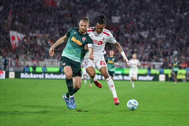 03.05.2025, Fussball, 2. Bundesliga, 32. Spieltag Saison 2024 2025, 1.FC Köln - Jahn Regensburg, Florian Ballas (SSV Jahn Regensburg), Damion Downs (1. FC Köln) xRHR-FOTO TKx