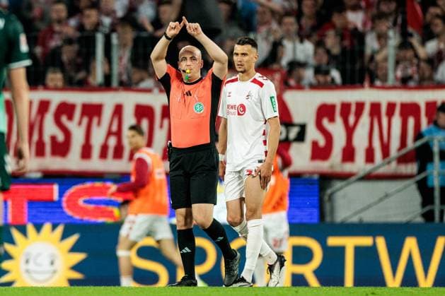2. Fußball Bundesliga: 1. FC Köln - SSV Jahn Regensburg; 03.05.2025 Schiedsrichter Nicolas Winter überprüft, Videobeweis 2. Fußball Bundesliga, 1. FC Köln - SSV Jahn Regensburg, Köln, Rheinenergiestadion am 03.05.2025 DFL REGULATIONS PROHIBIT ANY USE OF PHOTOGRAPHS AS IMAGE SEQUENCES AND OR QUASI-VIDEO.