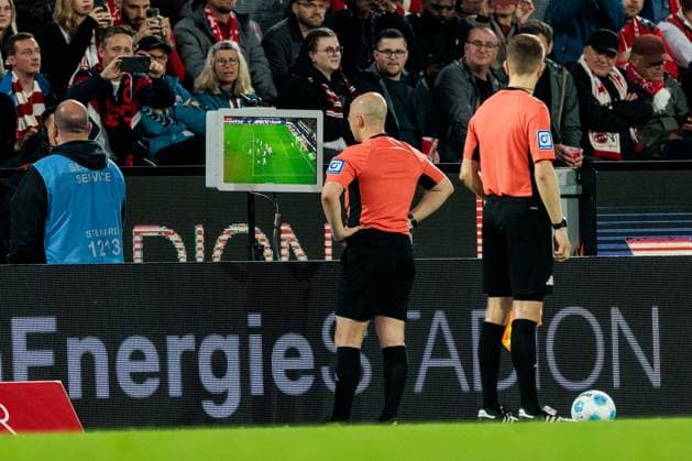 2. Fußball Bundesliga: 1. FC Köln - SSV Jahn Regensburg; 03.05.2025 Schiedsrichter Nicolas Winter am Videobeweis 2. Fußball Bundesliga, 1. FC Köln - SSV Jahn Regensburg, Köln, Rheinenergiestadion am 03.05.2025 DFL REGULATIONS PROHIBIT ANY USE OF PHOTOGRAPHS AS IMAGE SEQUENCES AND OR QUASI-VIDEO.