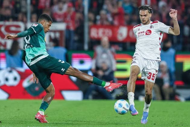 Fußball 2. Bundesliga 32. Spieltag 1. FC Köln - SSV Jahn Regensburg am 03.05.2025 im RheinEnergieStadion in Köln Noah Ganaus ( Regensburg ), links - Max Finkgräfe ( Köln ), rechts DFL regulations prohibit any use of photographs as image sequences and or quasi-video.