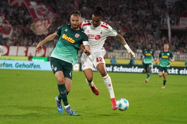 Fussball, 2.BL Saison 2024 2025, 1.FC Köln- SSV Jahn Regensburg 03.05.2025, Rheinenergie Köln Florian Ballas, SSV Regensburg damion downs FC Köln, Aktion, Einzelbild