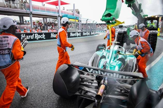 F1 - MIAMI GRAND PRIX 2025 14 ALONSO Fernando (spa), Aston Martin F1 Team AMR24, action crash, accident, marshall, commissaire de piste, marshal, marshalls, marshals during the Formula 1 Crypto.com Miami Grand Prix 2025, 6th round of the 2025 FIA Formula One World Championship, WM, Weltmeisterschaft from May 2 to 4, 2025 on the Miami International Autodrome, in Miami Gardens, Florida, United States of America - Miami GardensUnited States Copyright: xXavixBonillax