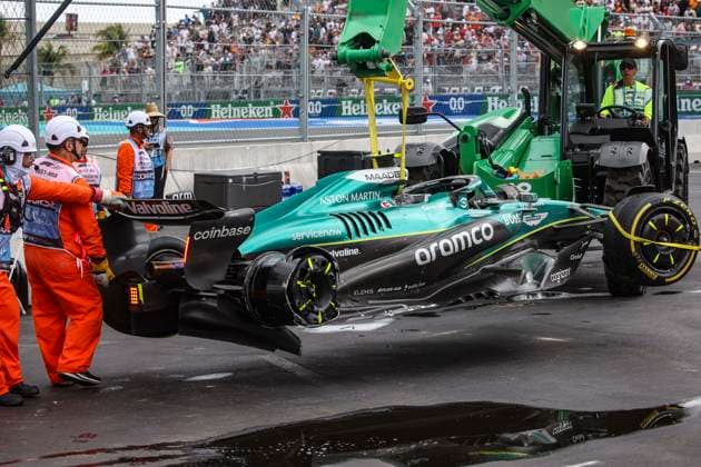 F1 - MIAMI GRAND PRIX 2025 14 ALONSO Fernando (spa), Aston Martin F1 Team AMR24, action crash, accident, marshall, commissaire de piste, marshal, marshalls, marshals during the Formula 1 Crypto.com Miami Grand Prix 2025, 6th round of the 2025 FIA Formula One World Championship, WM, Weltmeisterschaft from May 2 to 4, 2025 on the Miami International Autodrome, in Miami Gardens, Florida, United States of America - Miami GardensUnited States Copyright: xXavixBonillax