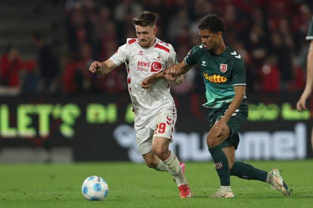 Jan Thielmann (1. FC Koeln) und Bryan Hein (SSV Jahn Regensburg) im Zweikampf waehrend des Spiels der 2. Bundesliga zwischen 1. FC Köln und Jahn Regensburg im RheinEnergieStadion am 03. May 2025 in Köln, Deutschland. (Foto von Oliver Kaelke DeFodi Images) +++ Jan Thielmann (1. FC Koeln) und Bryan Hein (SSV Jahn Regensburg) battle for the ball during the 2. Bundesliga match between 1. FC Köln and Jahn Regensburg at RheinEnergieStadion on May 3, 2025 in Cologne, Germany. (Photo by Oliver Kaelke DeFodi Images) DFB DFL REGULATIONS PROHIBIT ANY USE OF PHOTOGRAPHS AS IMAGE SEQUENCES AND OR QUASI-VIDEO. (Photo by Oliver Kaelke DeFodi Images)