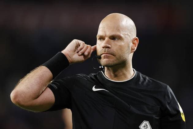 EINDHOVEN - Referee Rob Dieperink during the Dutch Eredivisie match between PSV Eindhoven and Fortuna Sittard at Phillips Stadium on May 3, 2025 in Eindhoven, Netherlands. ANP MAURICE VAN STEEN Dutch Eredivisie 2024 25 xVIxANPxSportx xxANPxIVx 526047472 originalFilename: 526047472.jpg