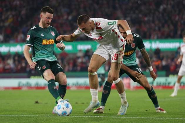 Christian Kuehlwetter (SSV Jahn Regensburg), Tim Lemperle (1. FC Koeln) und Robin Ziegele (SSV Jahn Regensburg) im Zweikampf waehrend des Spiels der 2. Bundesliga zwischen 1. FC Köln und Jahn Regensburg im RheinEnergieStadion am 03. May 2025 in Köln, Deutschland. (Foto von Oliver Kaelke DeFodi Images) +++ Christian Kuehlwetter (SSV Jahn Regensburg), Tim Lemperle (1. FC Koeln) und Robin Ziegele (SSV Jahn Regensburg) battle for the ball during the 2. Bundesliga match between 1. FC Köln and Jahn Regensburg at RheinEnergieStadion on May 3, 2025 in Cologne, Germany. (Photo by Oliver Kaelke DeFodi Images) DFB DFL REGULATIONS PROHIBIT ANY USE OF PHOTOGRAPHS AS IMAGE SEQUENCES AND OR QUASI-VIDEO. (Photo by Oliver Kaelke DeFodi Images)