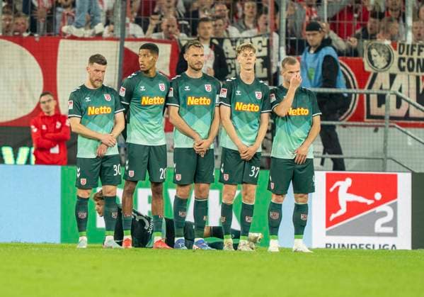Abwehr bei SSV Jahn Regensburg. Hier wird die Mauer bei einem Freistoss. 1. FC Köln - SSV Jahn Regensburg, 03.05.2025 Fussball, 2. Bundesliga, RheinEnergieStadion Köln DFL regulations prohibit any use of photographs as image sequences and or quasi-video.