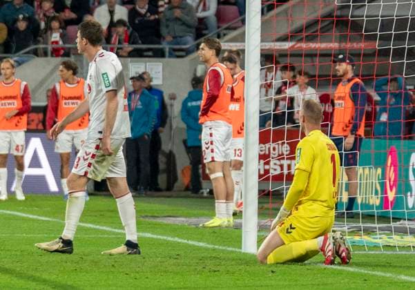 Marvin Schwaebe (1. FC Koeln, 1 und Dominique Heintz (1. FC Koeln, 3) sind enttäuscht über das Gegentor. 1. FC Köln - SSV Jahn Regensburg, 03.05.2025 Fussball, 2. Bundesliga, RheinEnergieStadion Köln DFL regulations prohibit any use of photographs as image sequences and or quasi-video.