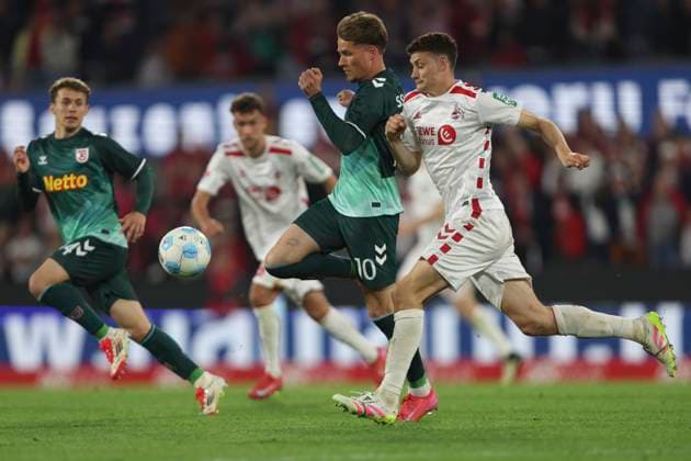 Christian Viet (SSV Jahn Regensburg) und Eric Martel (1. FC Koeln) im Zweikampf waehrend des Spiels der 2. Bundesliga zwischen 1. FC Köln und Jahn Regensburg im RheinEnergieStadion am 03. May 2025 in Köln, Deutschland. (Foto von Oliver Kaelke DeFodi Images) +++ Christian Viet (SSV Jahn Regensburg) und Eric Martel (1. FC Koeln) battle for the ball during the 2. Bundesliga match between 1. FC Köln and Jahn Regensburg at RheinEnergieStadion on May 3, 2025 in Cologne, Germany. (Photo by Oliver Kaelke DeFodi Images) DFB DFL REGULATIONS PROHIBIT ANY USE OF PHOTOGRAPHS AS IMAGE SEQUENCES AND OR QUASI-VIDEO. (Photo by Oliver Kaelke DeFodi Images)