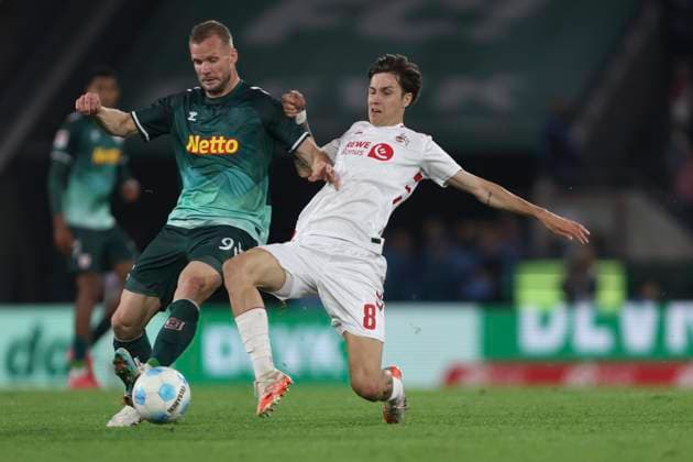 Eric Hottmann (SSV Jahn Regensburg) und Denis Huseinbasic (1. FC Koeln) im Zweikampf waehrend des Spiels der 2. Bundesliga zwischen 1. FC Köln und Jahn Regensburg im RheinEnergieStadion am 03. May 2025 in Köln, Deutschland. (Foto von Oliver Kaelke DeFodi Images) +++ Eric Hottmann (SSV Jahn Regensburg) und Denis Huseinbasic (1. FC Koeln) battle for the ball during the 2. Bundesliga match between 1. FC Köln and Jahn Regensburg at RheinEnergieStadion on May 3, 2025 in Cologne, Germany. (Photo by Oliver Kaelke DeFodi Images) DFB DFL REGULATIONS PROHIBIT ANY USE OF PHOTOGRAPHS AS IMAGE SEQUENCES AND OR QUASI-VIDEO. (Photo by Oliver Kaelke DeFodi Images)