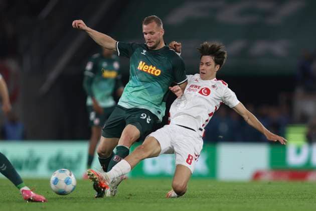 Eric Hottmann (SSV Jahn Regensburg) und Denis Huseinbasic (1. FC Koeln) im Zweikampf waehrend des Spiels der 2. Bundesliga zwischen 1. FC Köln und Jahn Regensburg im RheinEnergieStadion am 03. May 2025 in Köln, Deutschland. (Foto von Oliver Kaelke DeFodi Images) +++ Eric Hottmann (SSV Jahn Regensburg) und Denis Huseinbasic (1. FC Koeln) battle for the ball during the 2. Bundesliga match between 1. FC Köln and Jahn Regensburg at RheinEnergieStadion on May 3, 2025 in Cologne, Germany. (Photo by Oliver Kaelke DeFodi Images) DFB DFL REGULATIONS PROHIBIT ANY USE OF PHOTOGRAPHS AS IMAGE SEQUENCES AND OR QUASI-VIDEO. (Photo by Oliver Kaelke DeFodi Images)