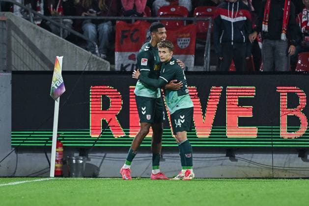 03.05.2025, Fussball, 2. Bundesliga, 32. Spieltag Saison 2024 2025, 1.FC Köln - Jahn Regensburg, Noah Ganaus (SSV Jahn Regensburg) freut sich über das Tor zum 1:1, Anssi Suhonen (SSV Jahn Regensburg) xRHR-FOTO TKx