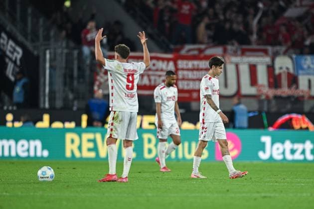 03.05.2025, Fussball, 2. Bundesliga, 32. Spieltag Saison 2024 2025, 1.FC Köln - Jahn Regensburg, Die Spieler des 1.FC Köln sind enttäuscht. xRHR-FOTO TKx