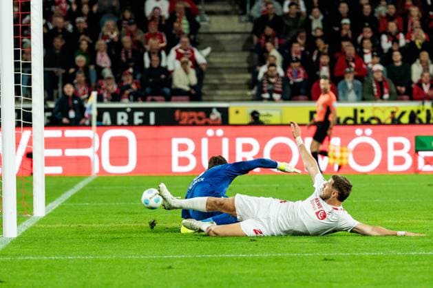 2. Fußball Bundesliga: 1. FC Köln - SSV Jahn Regensburg; 03.05.2025 Zweikampf Julian Pollersbeck (SSV Jahn Regensburg, 23), Imad Rondic (1. FC Köln, 27) 2. Fußball Bundesliga, 1. FC Köln - SSV Jahn Regensburg, Köln, Rheinenergiestadion am 03.05.2025 DFL REGULATIONS PROHIBIT ANY USE OF PHOTOGRAPHS AS IMAGE SEQUENCES AND OR QUASI-VIDEO.