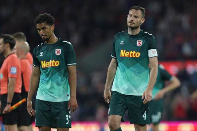 Bryan Hein (SSV Jahn Regensburg) und Florian Ballas (SSV Jahn Regensburg) ist enttaeuscht waehrend des Spiels der 2. Bundesliga zwischen 1. FC Köln und Jahn Regensburg im RheinEnergieStadion am 03. May 2025 in Köln, Deutschland. (Foto von Oliver Kaelke DeFodi Images) +++ Bryan Hein (SSV Jahn Regensburg) und Florian Ballas (SSV Jahn Regensburg) looks dejected during the 2. Bundesliga match between 1. FC Köln and Jahn Regensburg at RheinEnergieStadion on May 3, 2025 in Cologne, Germany. (Photo by Oliver Kaelke DeFodi Images) DFB DFL REGULATIONS PROHIBIT ANY USE OF PHOTOGRAPHS AS IMAGE SEQUENCES AND OR QUASI-VIDEO. (Photo by Oliver Kaelke DeFodi Images)