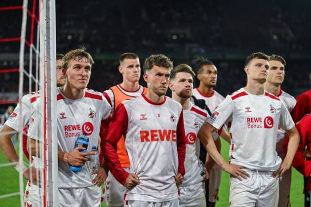 03.05.2025, Fussball, 2. Bundesliga, 32. Spieltag Saison 2024 2025, 1.FC Köln - Jahn Regensburg, Timo Hübers (1. FC Köln), Luca Waldschmidt (1. FC Köln), Eric Martel (1. FC Köln) stellen sich nach dem Spiel den Fans, xRHR-FOTO TKx