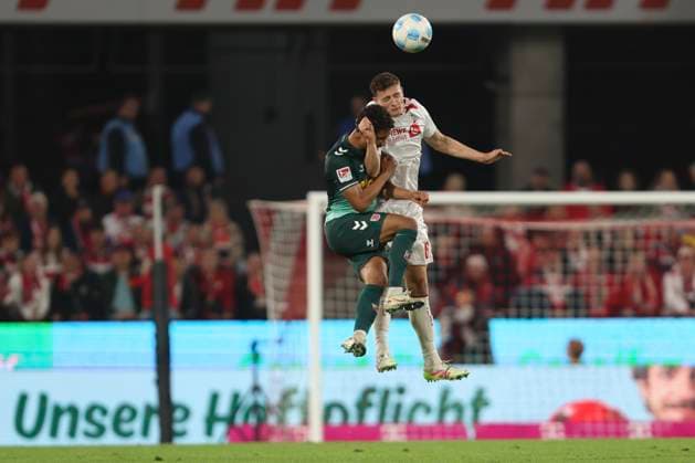 Bryan Hein (SSV Jahn Regensburg) und Eric Martel (1. FC Koeln) im Zweikampf waehrend des Spiels der 2. Bundesliga zwischen 1. FC Köln und Jahn Regensburg im RheinEnergieStadion am 03. May 2025 in Köln, Deutschland. (Foto von Oliver Kaelke DeFodi Images) +++ Bryan Hein (SSV Jahn Regensburg) und Eric Martel (1. FC Koeln) battle for the ball during the 2. Bundesliga match between 1. FC Köln and Jahn Regensburg at RheinEnergieStadion on May 3, 2025 in Cologne, Germany. (Photo by Oliver Kaelke DeFodi Images) DFB DFL REGULATIONS PROHIBIT ANY USE OF PHOTOGRAPHS AS IMAGE SEQUENCES AND OR QUASI-VIDEO. (Photo by Oliver Kaelke DeFodi Images)