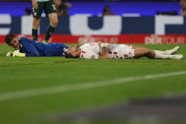 Torwart Julian Pollersbeck (SSV Jahn Regensburg) und Imad Rondic (1. FC Koeln) am boden waehrend des Spiels der 2. Bundesliga zwischen 1. FC Köln und Jahn Regensburg im RheinEnergieStadion am 03. May 2025 in Köln, Deutschland. (Foto von Oliver Kaelke DeFodi Images) +++ Torwart Julian Pollersbeck (SSV Jahn Regensburg) und Imad Rondic (1. FC Koeln) on the ground during the 2. Bundesliga match between 1. FC Köln and Jahn Regensburg at RheinEnergieStadion on May 3, 2025 in Cologne, Germany. (Photo by Oliver Kaelke DeFodi Images) DFB DFL REGULATIONS PROHIBIT ANY USE OF PHOTOGRAPHS AS IMAGE SEQUENCES AND OR QUASI-VIDEO. (Photo by Oliver Kaelke DeFodi Images)