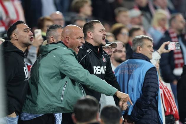 GER, 2.FBL, 1. FC Koeln vs. SSV Jahn Regensburg 03.05.2025, Rheinenergie Stadion, Koeln, GER, 2.FBL, 1. FC Koeln vs. SSV Jahn Regensburg, im Bild: nach dem Spiel schreien die Koelner Fans wutentbrannt ¦. Trainer raus