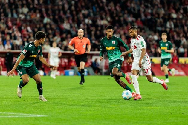 2. Fußball Bundesliga: 1. FC Köln - SSV Jahn Regensburg; 03.05.2025 Zweikampf Noah Ganaus (SSV Jahn Regensburg, 20), Linton Maina (1. FC Köln, 37) 2. Fußball Bundesliga, 1. FC Köln - SSV Jahn Regensburg, Köln, Rheinenergiestadion am 03.05.2025 DFL REGULATIONS PROHIBIT ANY USE OF PHOTOGRAPHS AS IMAGE SEQUENCES AND OR QUASI-VIDEO.