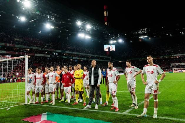2. Fußball Bundesliga: 1. FC Köln - SSV Jahn Regensburg; 03.05.2025 Die Spieler des 1. FC Köln vor der Kurve, frustriert, traurig, niedergeschlagen 2. Fußball Bundesliga, 1. FC Köln - SSV Jahn Regensburg, Köln, Rheinenergiestadion am 03.05.2025 DFL REGULATIONS PROHIBIT ANY USE OF PHOTOGRAPHS AS IMAGE SEQUENCES AND OR QUASI-VIDEO.