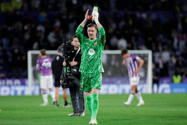 LA LIGA EA Sports - Valladolid vs Barcelona VALLADOLID, SPAIN - May 3: Marc-Andre ter Stegen of Barcelona greet fans during the La Liga 2024 25 match between Valladolid and Barcelona at Jose Zorrilla Stadium. (Photo by Guillermo Martinez) VALLADOLID Jose Zorrilla Stadium Spain Copyright: xGuillermoxMartinezx
