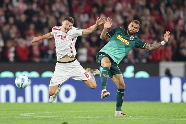 GER, 2.FBL, 1. FC Koeln vs. SSV Jahn Regensburg 03.05.2025, Rheinenergie Stadion, Koeln, GER, 2.FBL, 1. FC Koeln vs. SSV Jahn Regensburg, im Bild: Eric Martel (FC Koeln 6), im Zweikampf gegen Robin Ziegele (Regensburg 14),