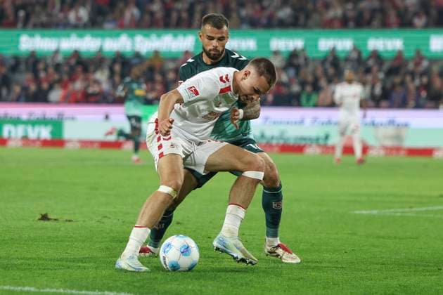 GER, 2.FBL, 1. FC Koeln vs. SSV Jahn Regensburg 03.05.2025, Rheinenergie Stadion, Koeln, GER, 2.FBL, 1. FC Koeln vs. SSV Jahn Regensburg, im Bild: Tim Lemperle (FC Koeln 19), im Zweikampf gegen Robin Ziegele (Regensburg 14),