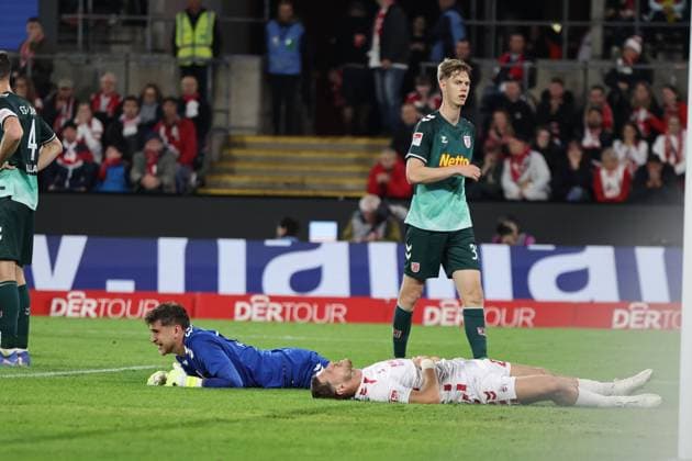 GER, 2.FBL, 1. FC Koeln vs. SSV Jahn Regensburg 03.05.2025, Rheinenergie Stadion, Koeln, GER, 2.FBL, 1. FC Koeln vs. SSV Jahn Regensburg, im Bild: bezeichnend fuer die letzten Szenen im Spiel Imad Rondic (FC Koeln 27), liegt mit Julian Pollersbeck Torwart (Regensburg 23), im Strafraum