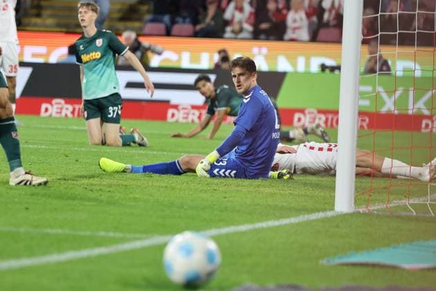 GER, 2.FBL, 1. FC Koeln vs. SSV Jahn Regensburg 03.05.2025, Rheinenergie Stadion, Koeln, GER, 2.FBL, 1. FC Koeln vs. SSV Jahn Regensburg, im Bild: Julian Pollersbeck Torwart (Regensburg 23), sitzt vor dem Tor der Ball rollt an ihm vorbei