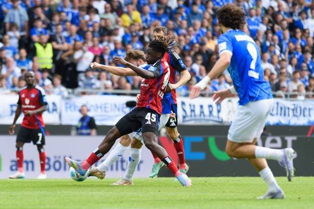 Fabio Balde (45 Hamburger SV) blocking a ball during the 2. Bundesliga match between SV Darmstadt 98 and Hamburger SV at Stadion am Böllenfalltor, Darmstadt, Germany. (Sven Beyrich SPP)  Copyright: xSvenxBeyrich SPPx spp-en-SvBe-20250503-D4S_0935