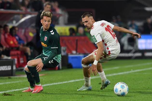 Christian Viet (Jahn Regensburg) und Tim Lemperle (1. FC Koeln) im Zweikampf waehrend des Spiels der 2. Bundesliga zwischen 1. FC Köln und Jahn Regensburg im RheinEnergieStadion am 03. May 2025 in Köln, Deutschland. (Foto von Ralf Treese DeFodi Images) +++ Christian Viet (Jahn Regensburg) und Tim Lemperle (1. FC Koeln) battle for the ball during the 2. Bundesliga match between 1. FC Köln and Jahn Regensburg at RheinEnergieStadion on May 3, 2025 in Cologne, Germany. (Photo by Ralf Treese DeFodi Images) DFB DFL REGULATIONS PROHIBIT ANY USE OF PHOTOGRAPHS AS IMAGE SEQUENCES AND OR QUASI-VIDEO. (Photo by Ralf Treese DeFodi Images)