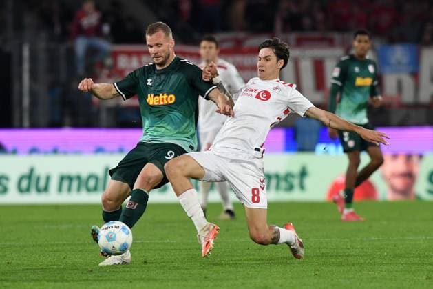 Eric Hottmann (Jahn Regensburg) und Denis Huseinbasic (1. FC Koeln) im Zweikampf waehrend des Spiels der 2. Bundesliga zwischen 1. FC Köln und Jahn Regensburg im RheinEnergieStadion am 03. May 2025 in Köln, Deutschland. (Foto von Ralf Treese DeFodi Images) +++ Eric Hottmann (Jahn Regensburg) und Denis Huseinbasic (1. FC Koeln) battle for the ball during the 2. Bundesliga match between 1. FC Köln and Jahn Regensburg at RheinEnergieStadion on May 3, 2025 in Cologne, Germany. (Photo by Ralf Treese DeFodi Images) DFB DFL REGULATIONS PROHIBIT ANY USE OF PHOTOGRAPHS AS IMAGE SEQUENCES AND OR QUASI-VIDEO. (Photo by Ralf Treese DeFodi Images)