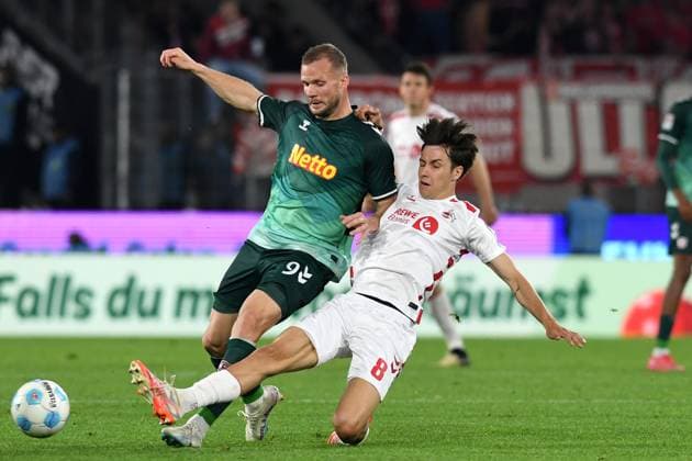 Eric Hottmann (Jahn Regensburg) und Denis Huseinbasic (1. FC Koeln) im Zweikampf waehrend des Spiels der 2. Bundesliga zwischen 1. FC Köln und Jahn Regensburg im RheinEnergieStadion am 03. May 2025 in Köln, Deutschland. (Foto von Ralf Treese DeFodi Images) +++ Eric Hottmann (Jahn Regensburg) und Denis Huseinbasic (1. FC Koeln) battle for the ball during the 2. Bundesliga match between 1. FC Köln and Jahn Regensburg at RheinEnergieStadion on May 3, 2025 in Cologne, Germany. (Photo by Ralf Treese DeFodi Images) DFB DFL REGULATIONS PROHIBIT ANY USE OF PHOTOGRAPHS AS IMAGE SEQUENCES AND OR QUASI-VIDEO. (Photo by Ralf Treese DeFodi Images)