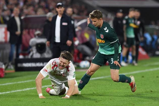 Jan Thielmann (1. FC Koeln) und Anssi Suhonen (Jahn Regensburg) im Zweikampf waehrend des Spiels der 2. Bundesliga zwischen 1. FC Köln und Jahn Regensburg im RheinEnergieStadion am 03. May 2025 in Köln, Deutschland. (Foto von Ralf Treese DeFodi Images) +++ Jan Thielmann (1. FC Koeln) und Anssi Suhonen (Jahn Regensburg) battle for the ball during the 2. Bundesliga match between 1. FC Köln and Jahn Regensburg at RheinEnergieStadion on May 3, 2025 in Cologne, Germany. (Photo by Ralf Treese DeFodi Images) DFB DFL REGULATIONS PROHIBIT ANY USE OF PHOTOGRAPHS AS IMAGE SEQUENCES AND OR QUASI-VIDEO. (Photo by Ralf Treese DeFodi Images)